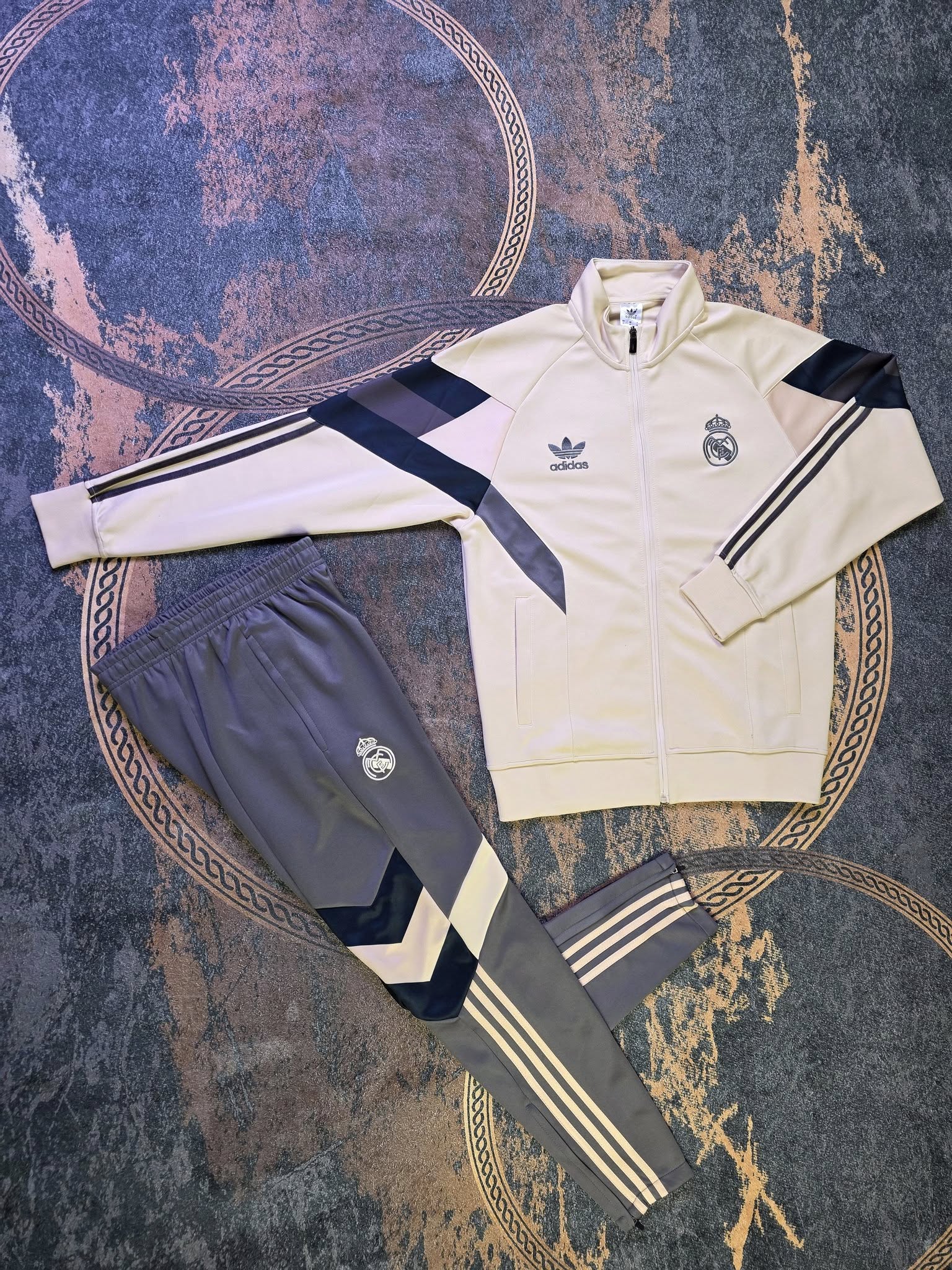 Survêtement – Collection Officielle Real Madrid ( Beige & Dark Grey )